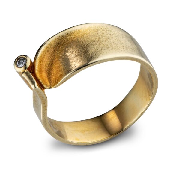Ivar Holth ring, gult gull, diamant (0,04 ct.)