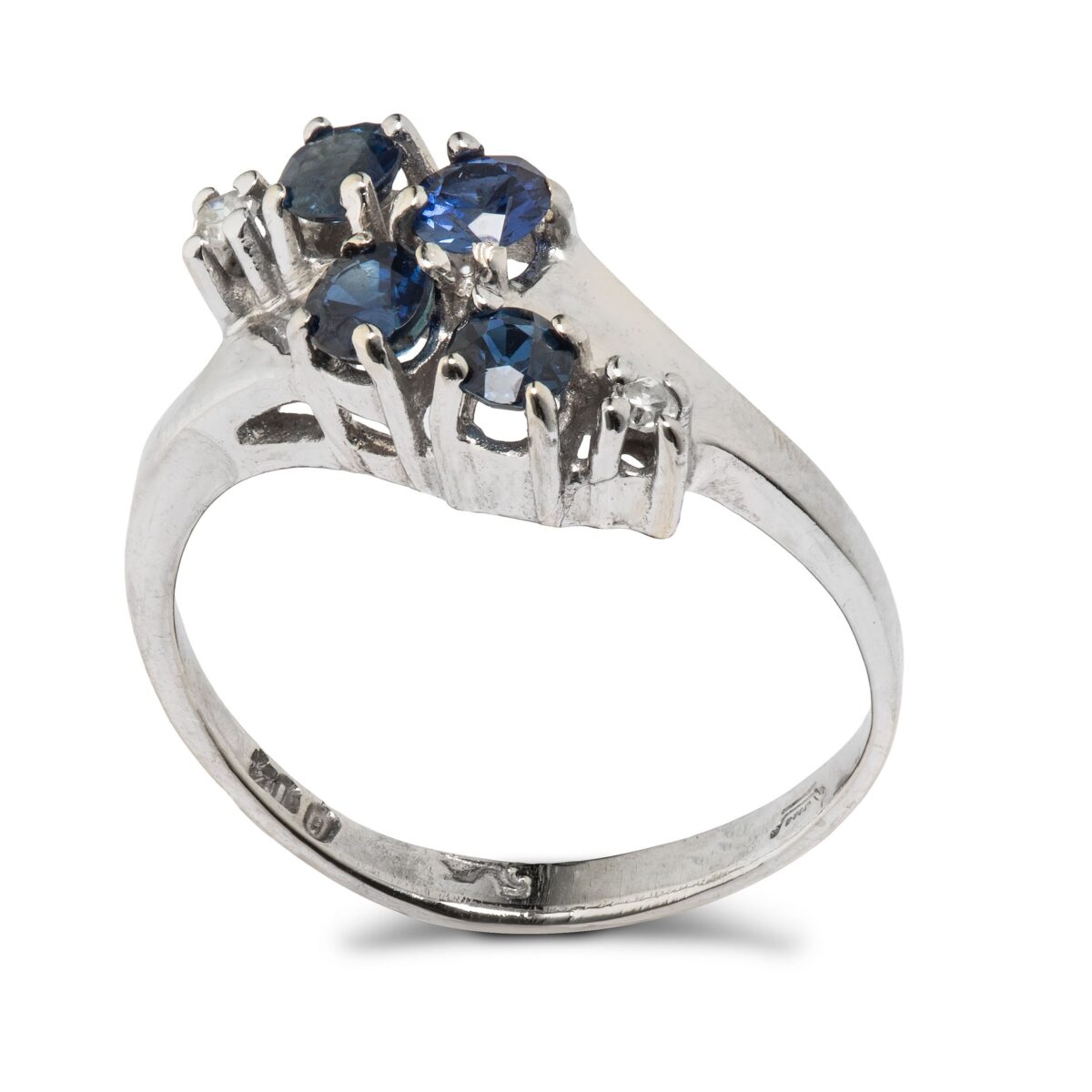 Ring, hvitt gull, safirer, diamanter (0,04 ct.)