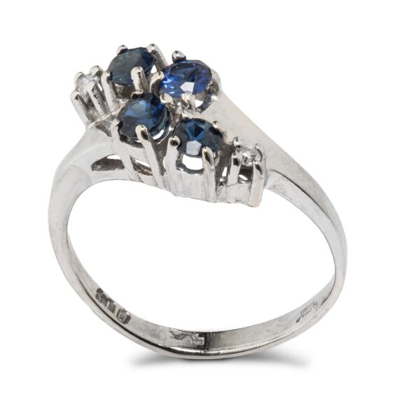 Ring, hvitt gull, safirer, diamanter (0,04 ct.)