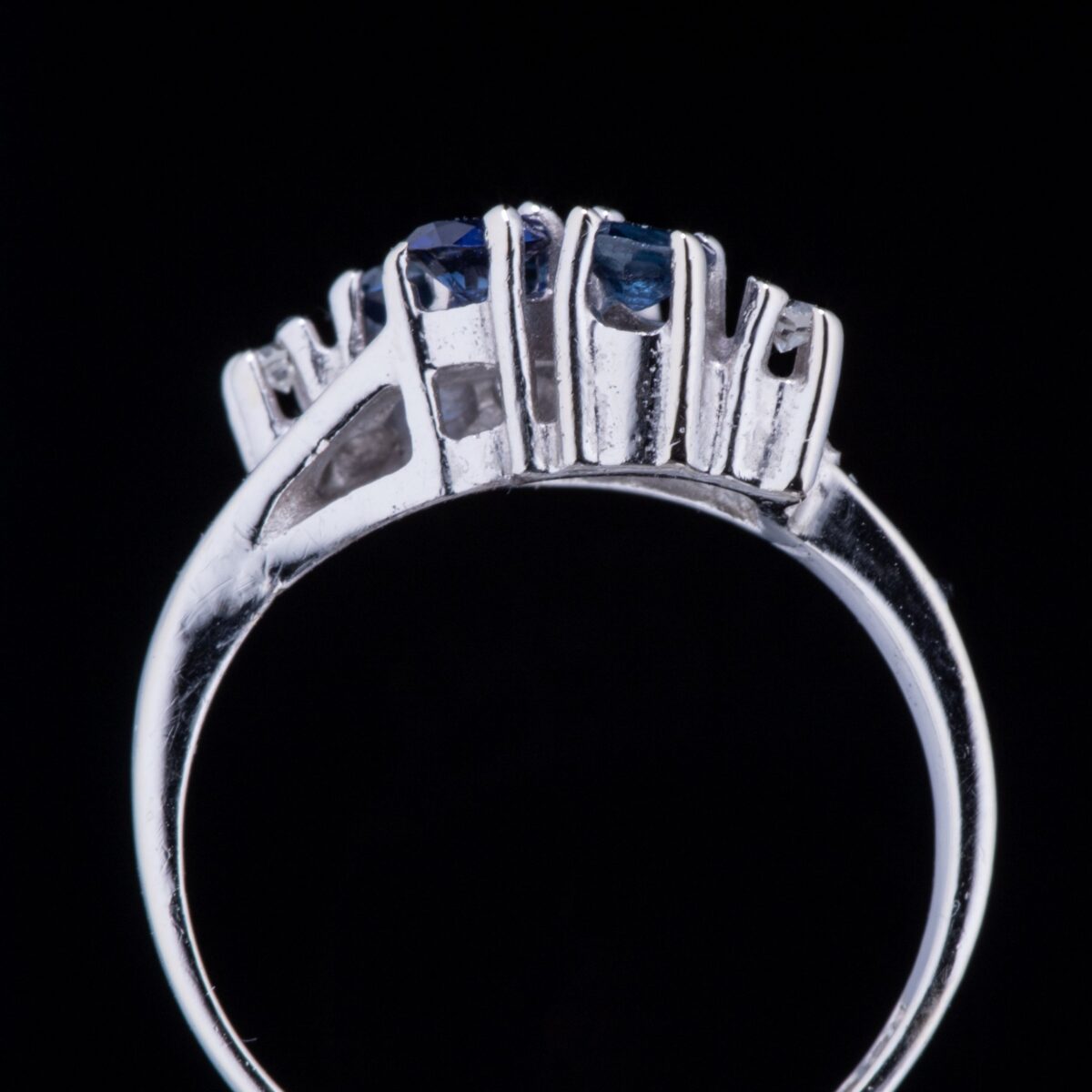 Ring, hvitt gull, safirer, diamanter (0,04 ct.) - Bilde 2