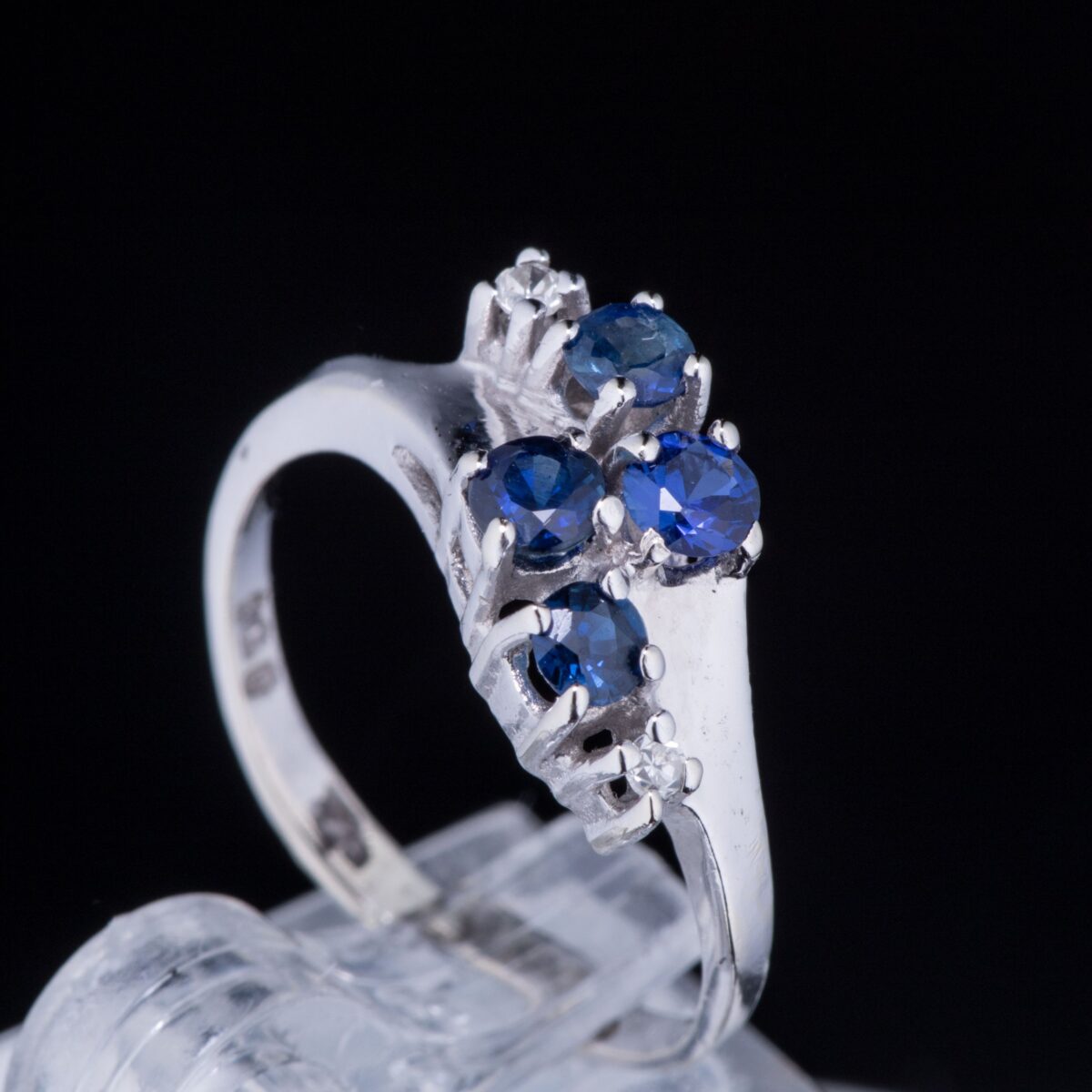 Ring, hvitt gull, safirer, diamanter (0,04 ct.) - Bilde 3