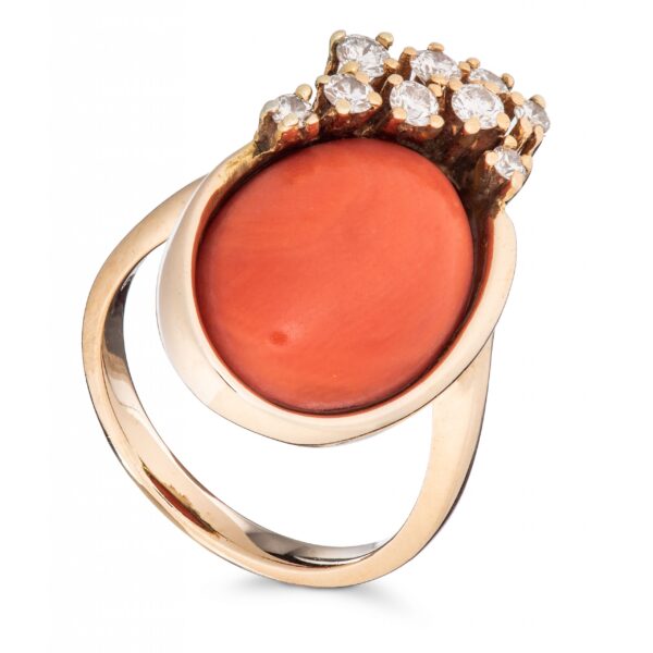 Ring, gult gull, rød korall, diamanter (0,39 ct.)