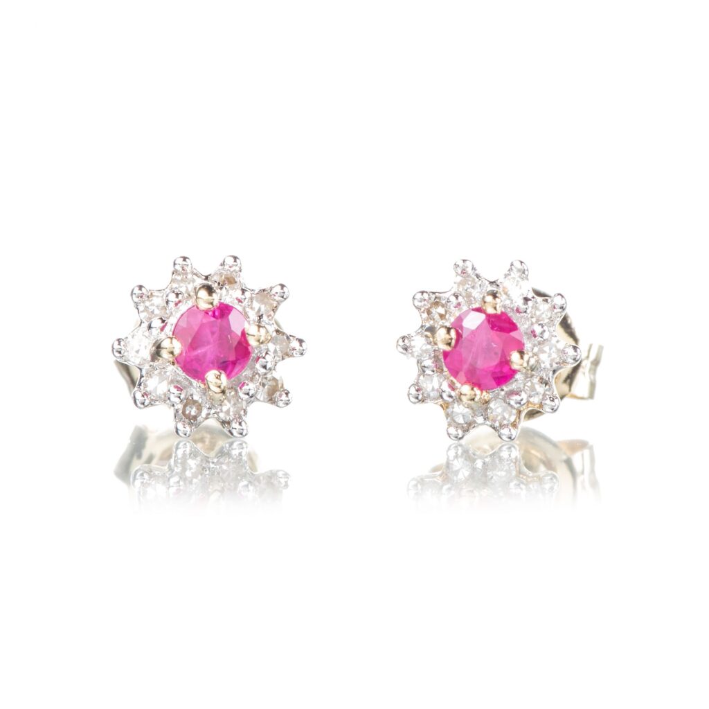 Rubin øredobber, gult gull, diamanter (0.14 ct.)