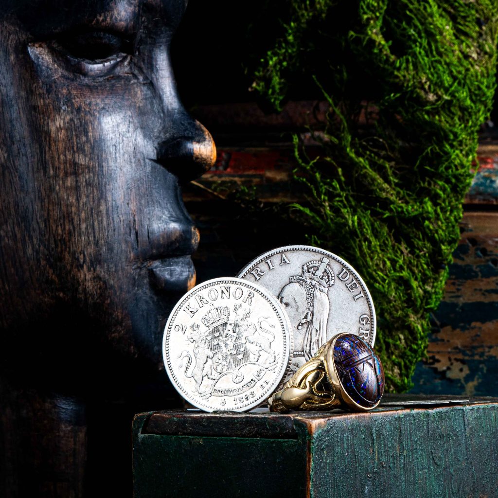 Samler- og investeringsmynt. I edel og uedel metall. Varierende utvalg med nytt og gammelt.