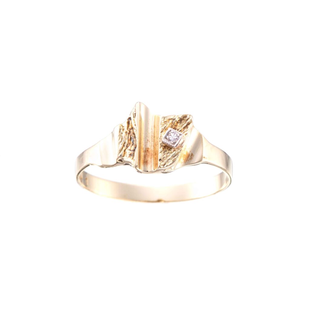 Ring, gult gull, diamant (<0,01 ct.)