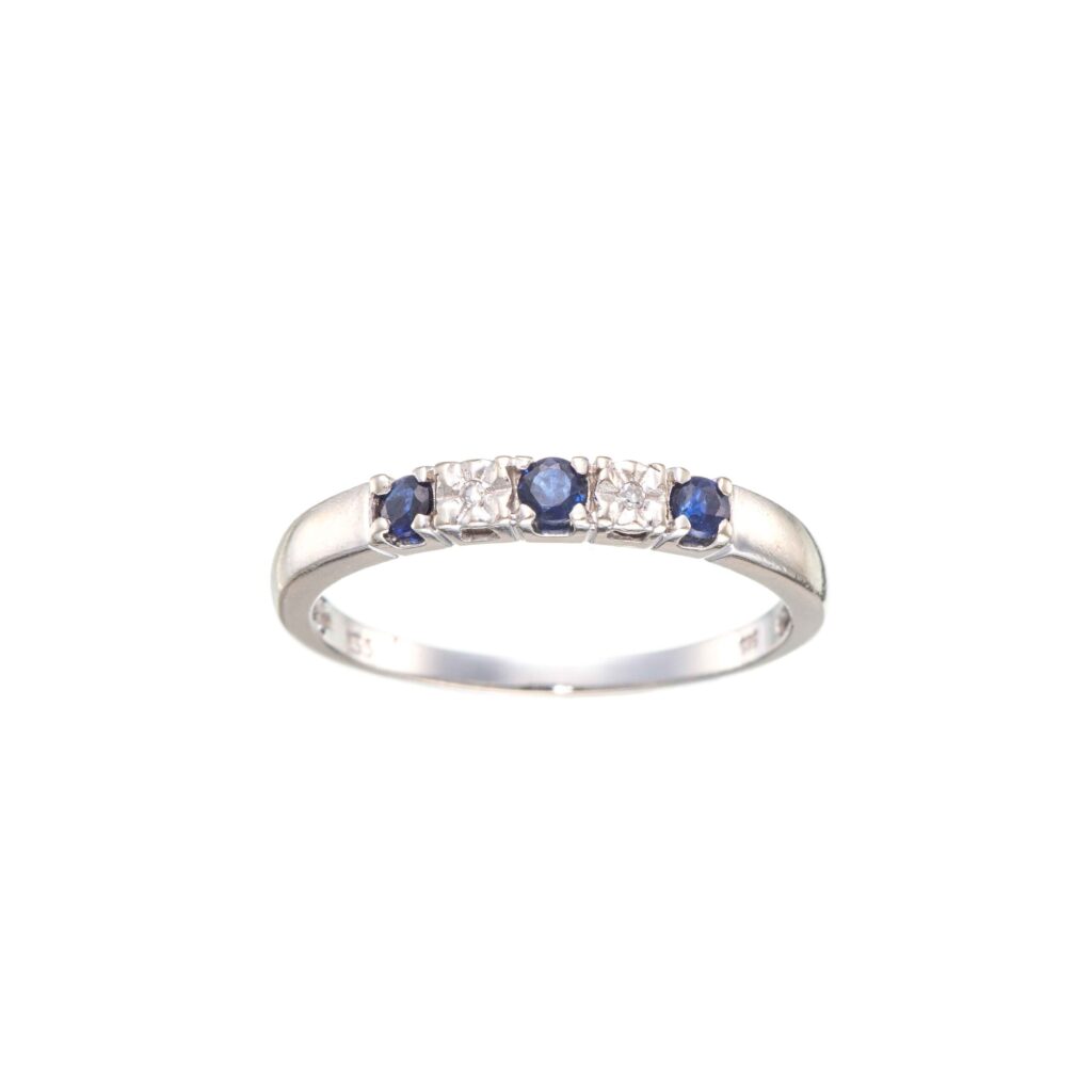 Safirring, hvitt gull, diamanter (0,01 ct.)