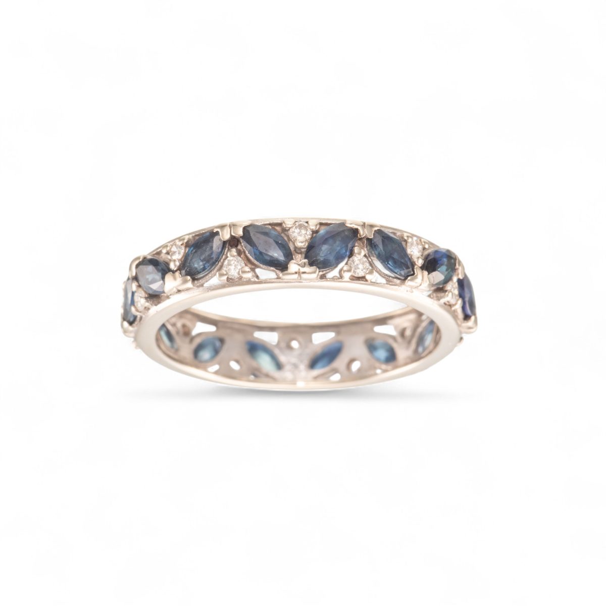 Safirring, hvitt gull, diamanter (0,25 ct.)