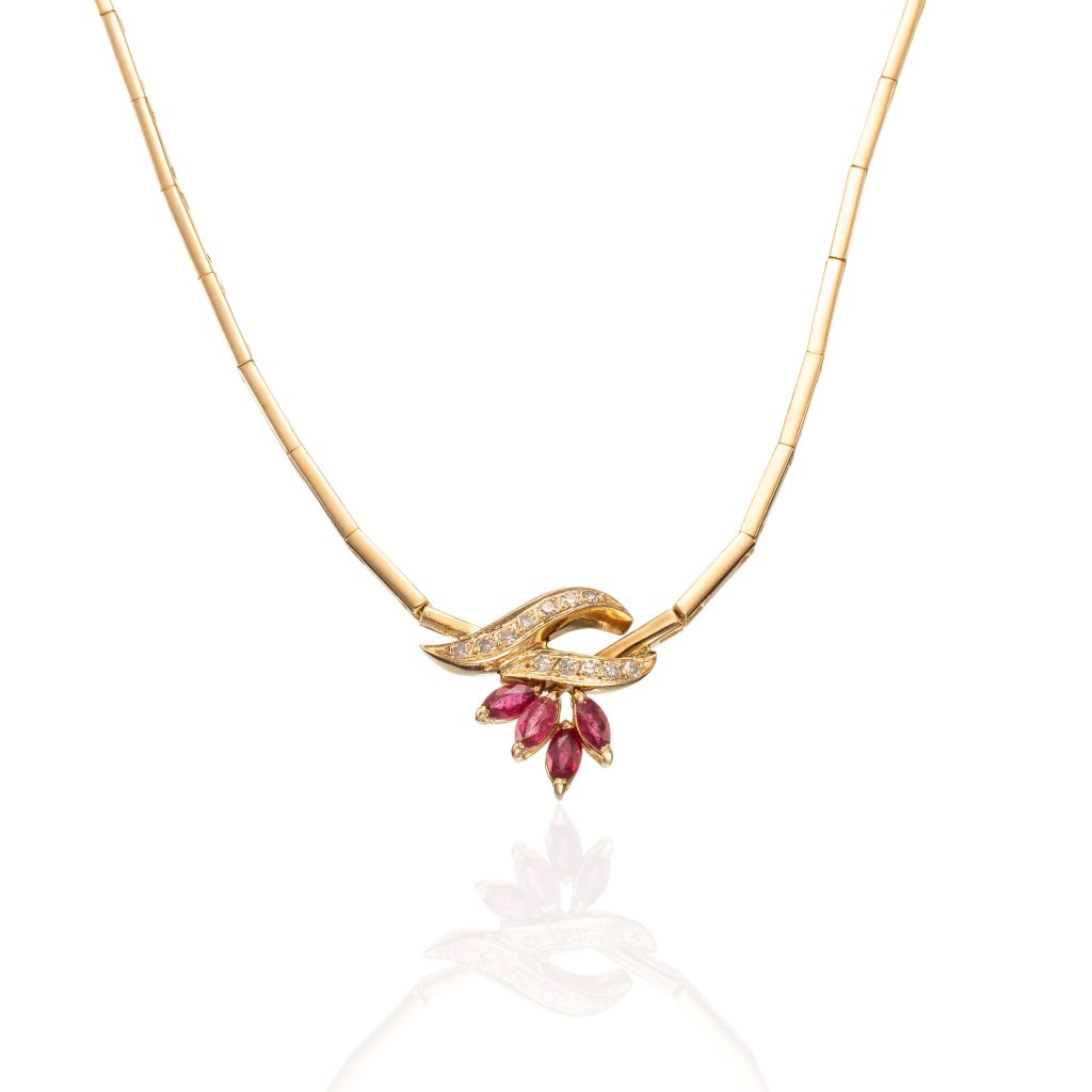 Rubin halssmykke, gult gull, diamanter (0,18 ct.)