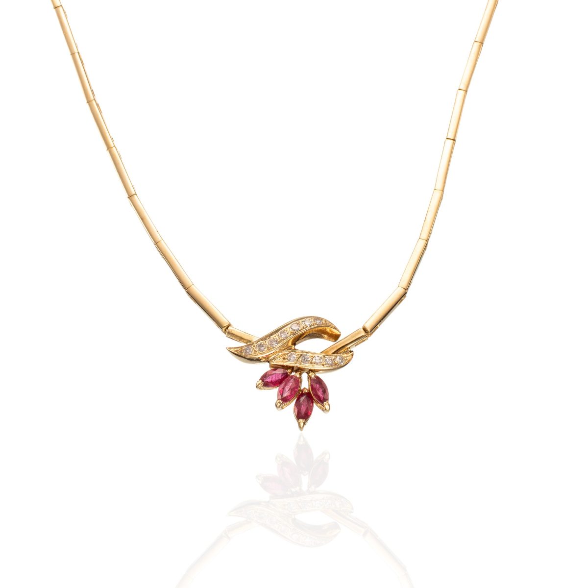 Rubin halssmykke, gult gull, diamanter (0,18 ct.)