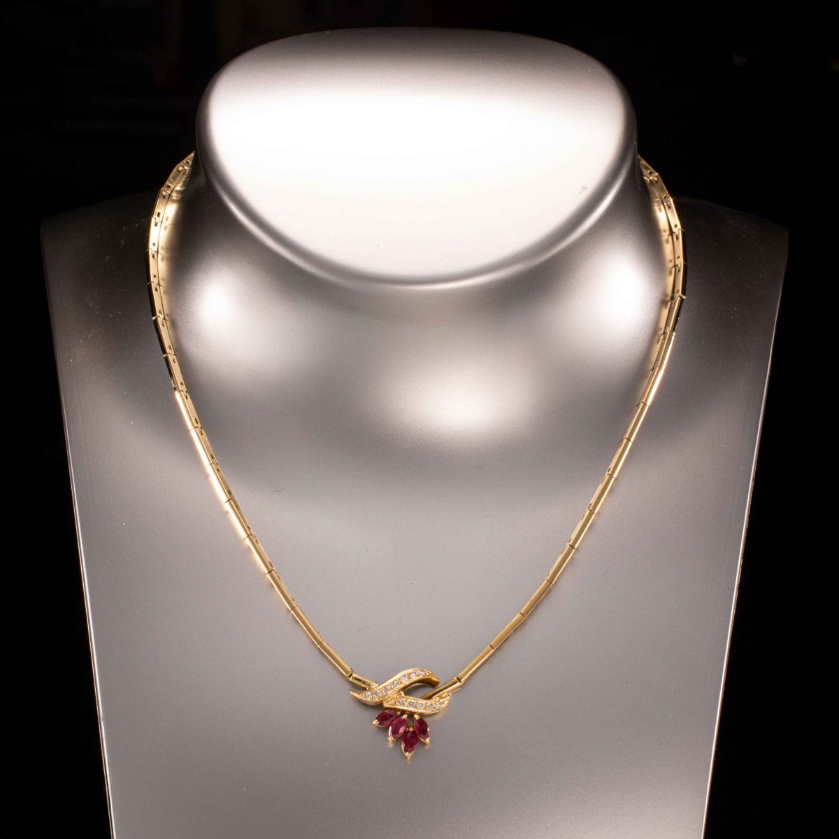 Rubin halssmykke, gult gull, diamanter (0,18 ct.) - Bilde 4