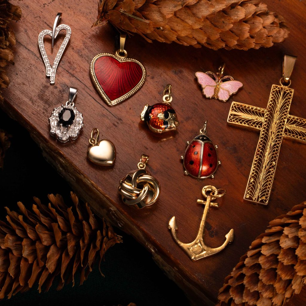 Gammelt gull og sølv: Armbånd, bunadssmykker, emaljesmykker, anheng, kjeder, brosjer, ørepynt, ur og mer.