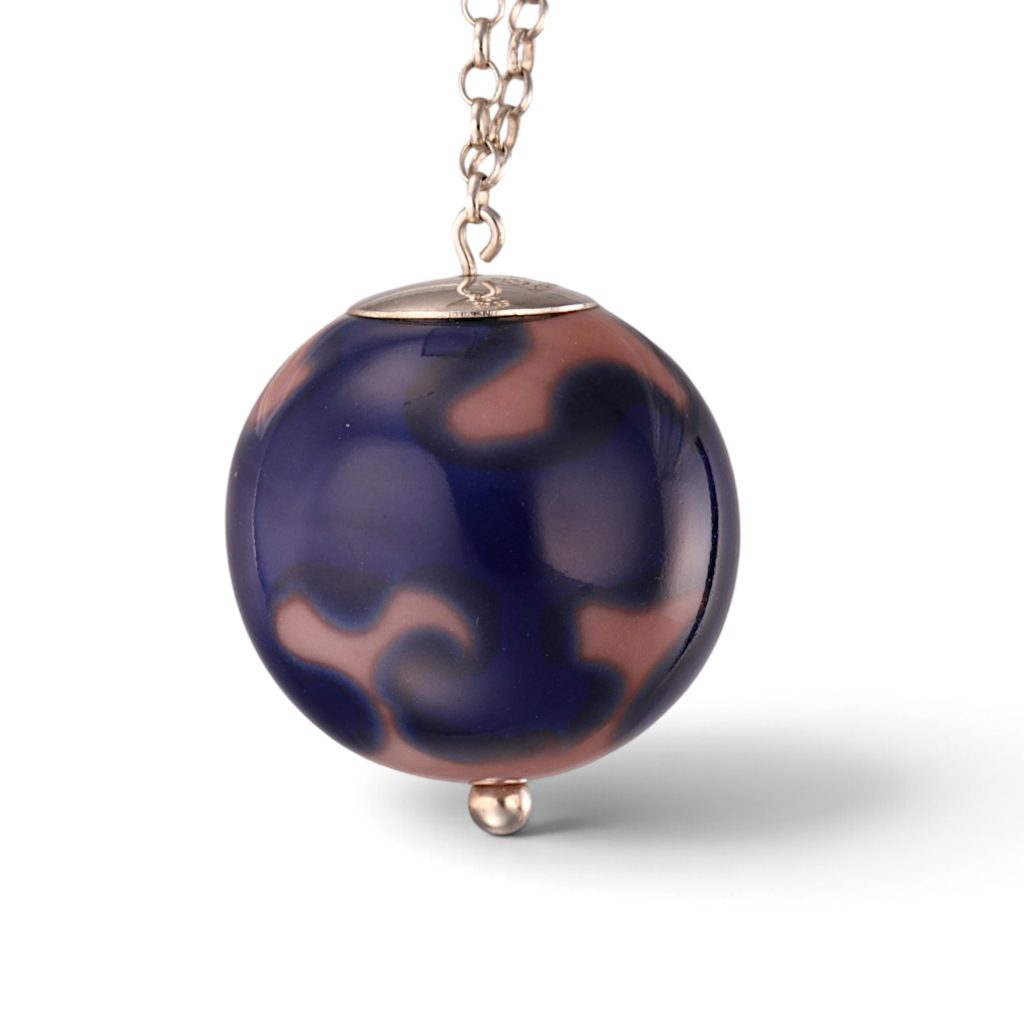 Porselenanheng med kjede, sølv